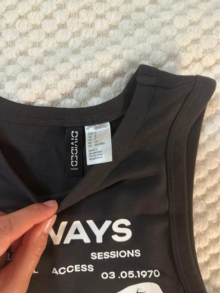 H&M Graphic Halter Tank image indicator(3)