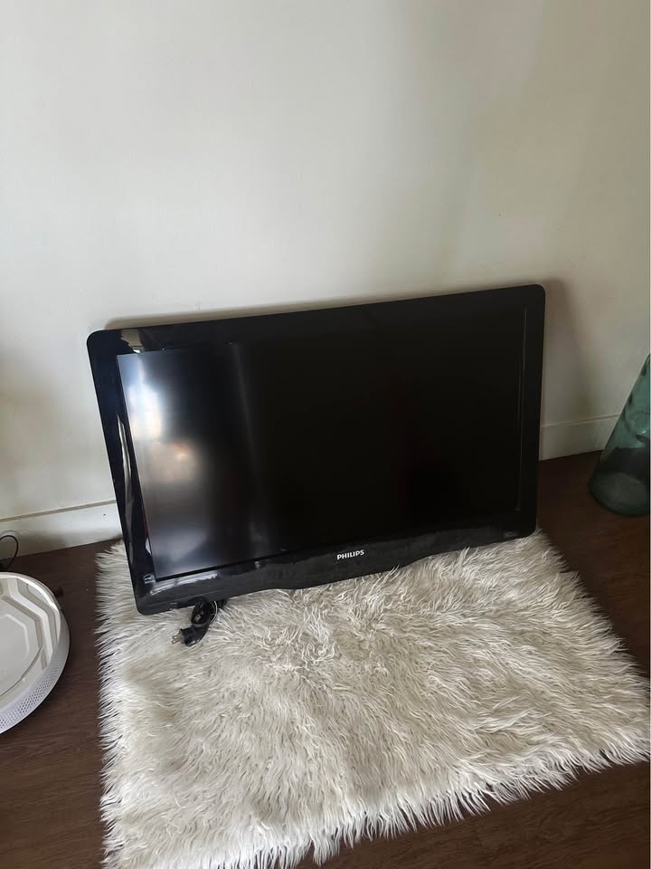 Philips 32” LCD TV – Works Great! - photo 5
