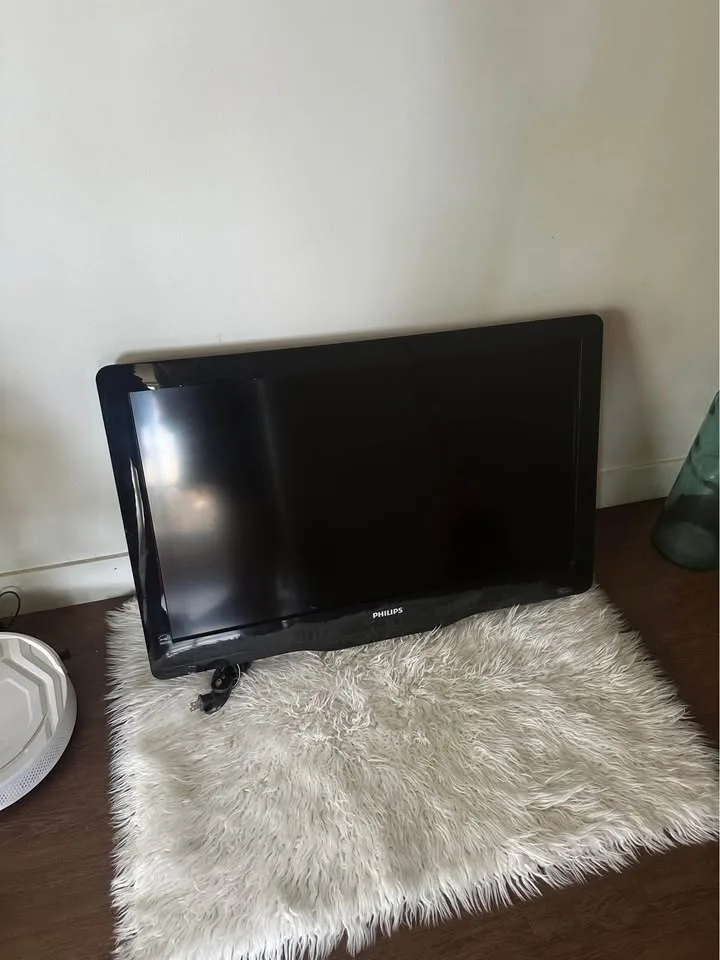Philips 32” LCD TV – Works Great! image indicator(5)