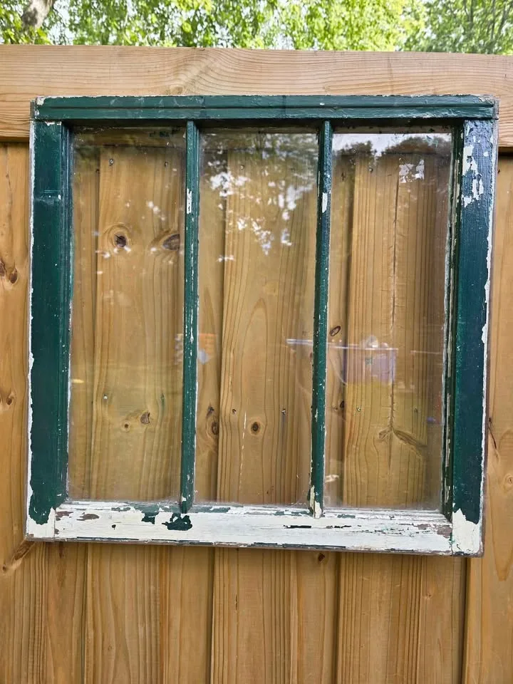 Vintage window frame w/ glass image indicator(4)