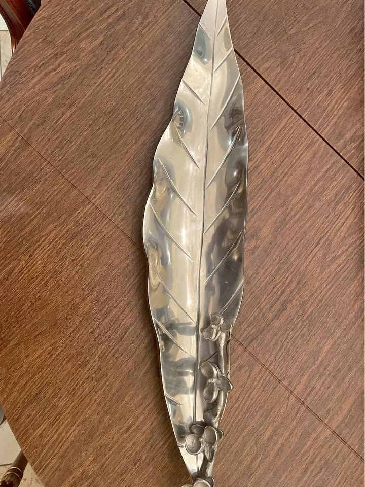 Michael Aram 28.5”service platter, Botanical leaf