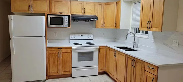 East Van Ground-level suite (Near Joyce Stn) image indicator(2)