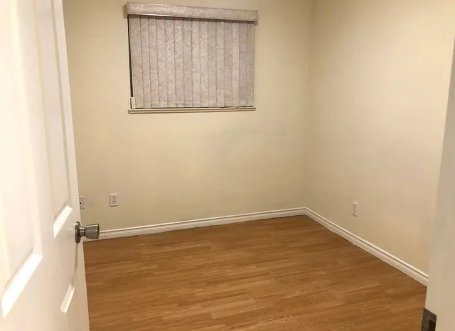 East Van Ground-level suite (Near Joyce Stn) image indicator(4)