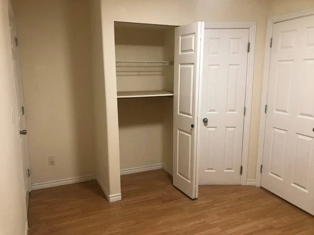 East Van Ground-level suite (Near Joyce Stn) image indicator(5)