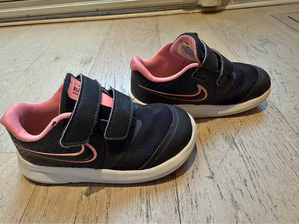 Toddler Nike Velcro running shoes size 7