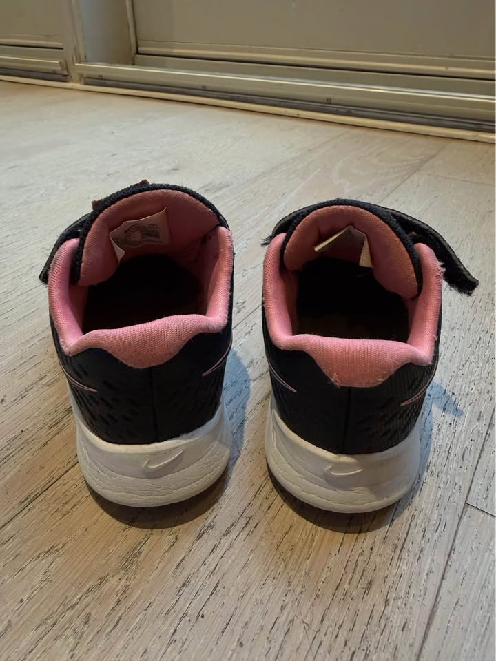 Toddler Nike Velcro running shoes size 7 - photo 3