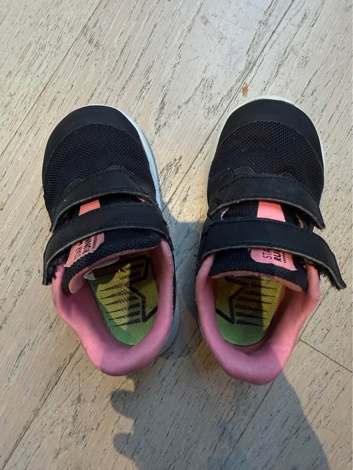 Toddler Nike Velcro running shoes size 7 - photo 4
