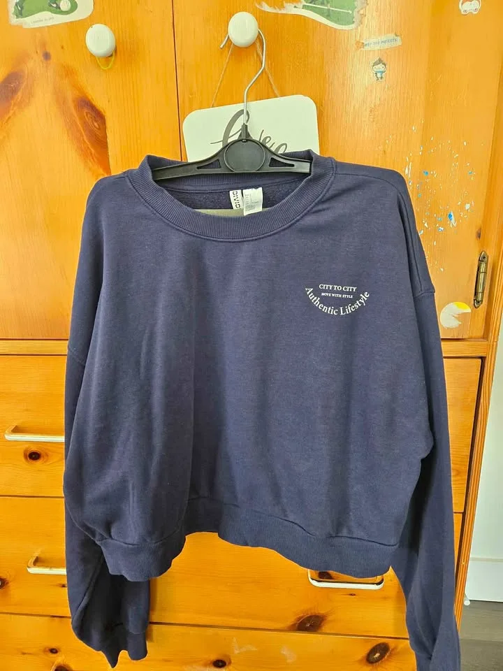 H&M Women's cropped Sweatshirt thumbnail