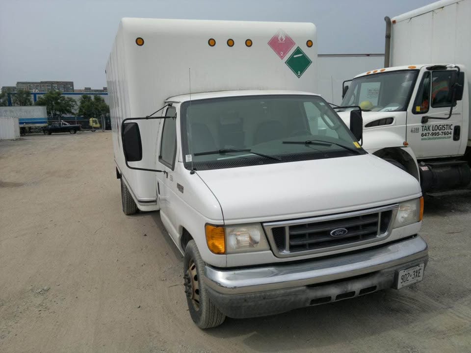2005 Ford E450 Super Duty Cutaway - photo 2
