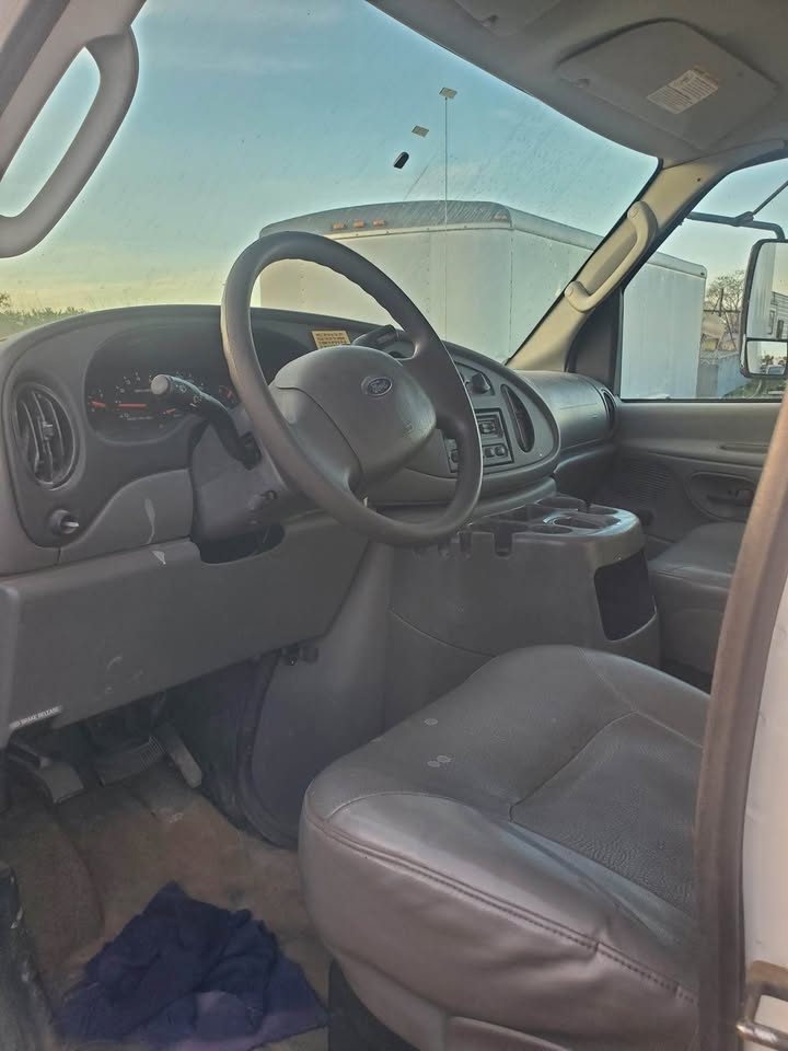2005 Ford E450 Super Duty Cutaway - photo 5
