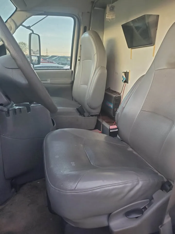 2005 Ford E450 Super Duty Cutaway image indicator(6)