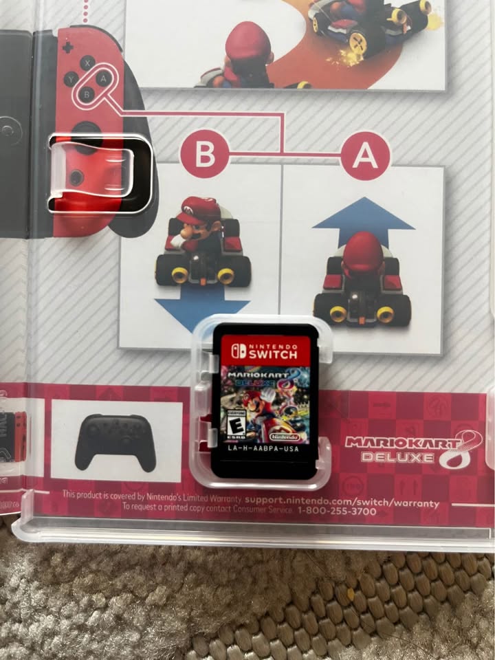 Mario Kart 8 Deluxe Nintendo Switch Game - photo 2