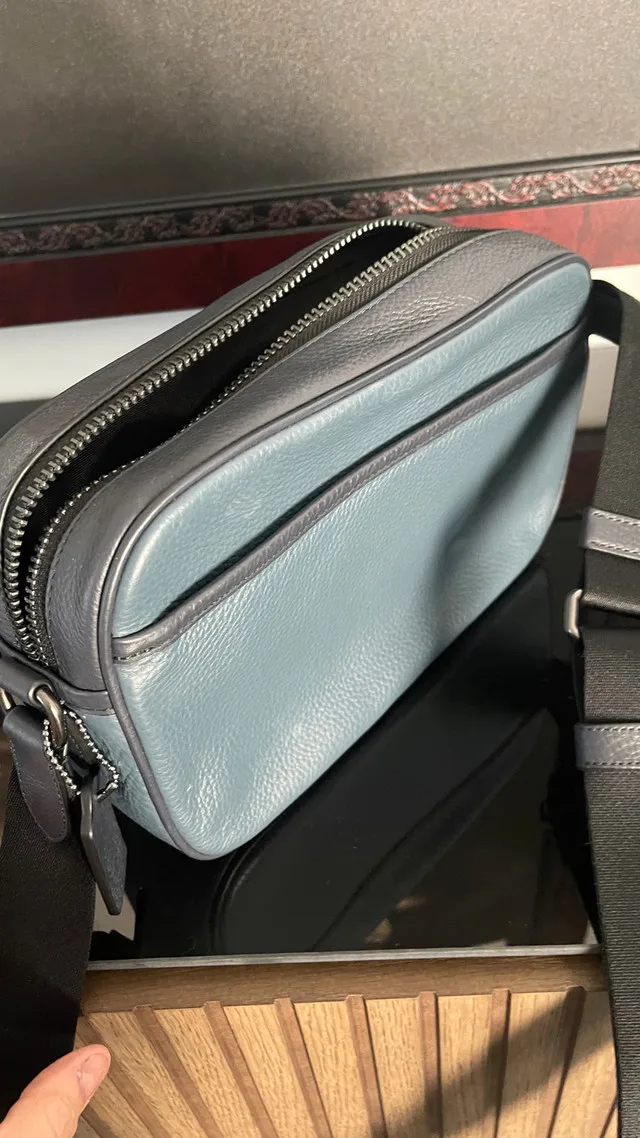 Coach Thompson mans camera bag image indicator(3)