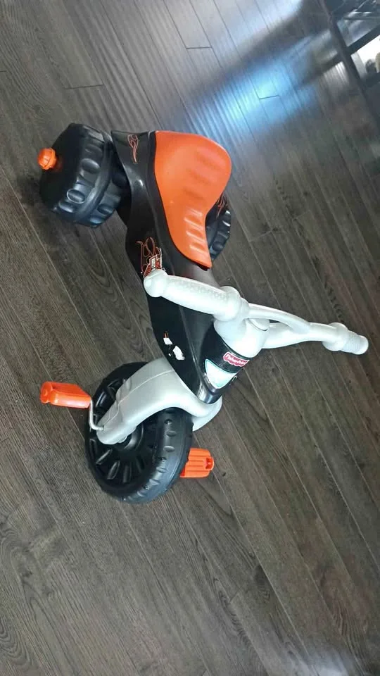 Triciclo resistente Fisher-Price  para niños de  2 a 5 años thumbnail