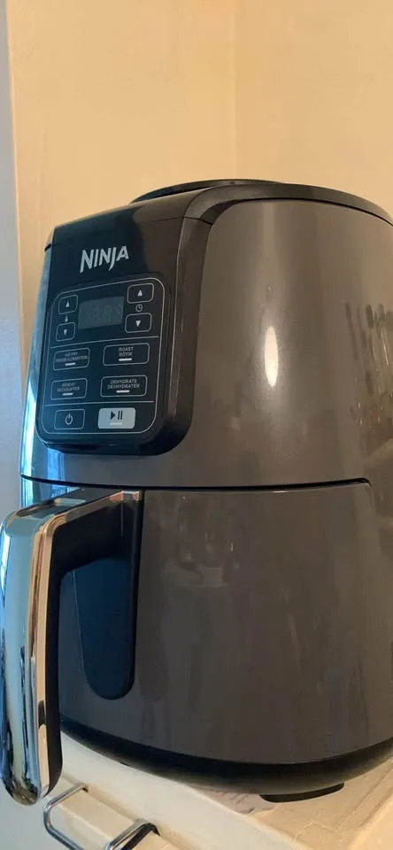 Ninja Air fryer 3.8 L . Slightly used, like new image indicator(2)