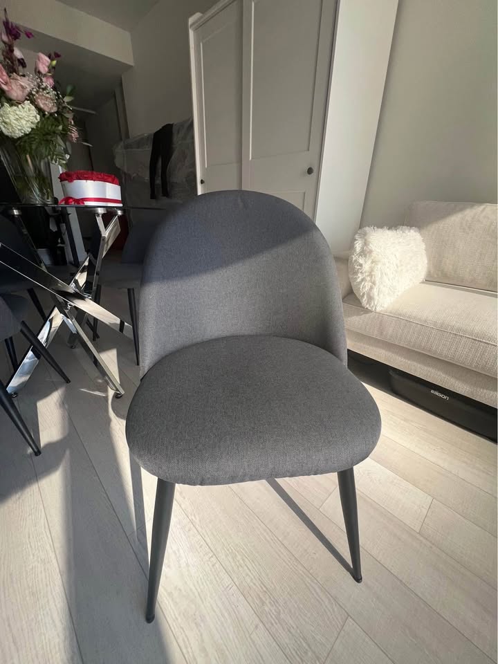 Modern Glass Dining Table + 4 Quilted Grey Chairs - photo 2