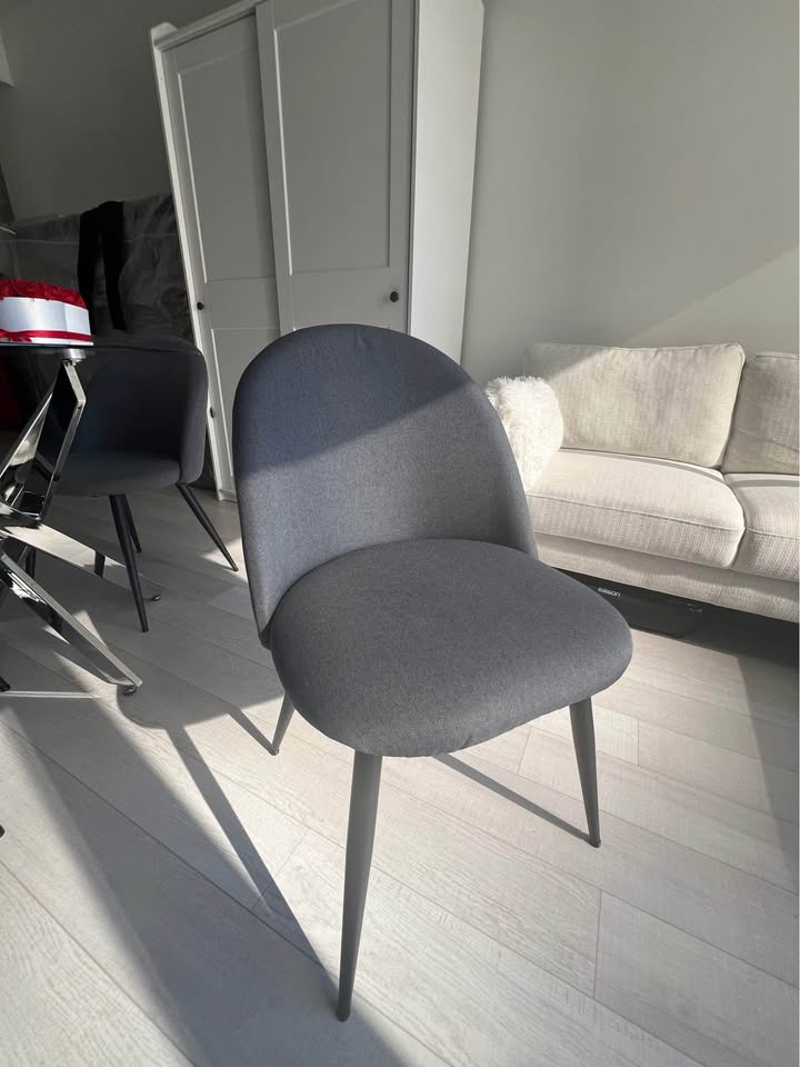 Modern Glass Dining Table + 4 Quilted Grey Chairs - photo 3
