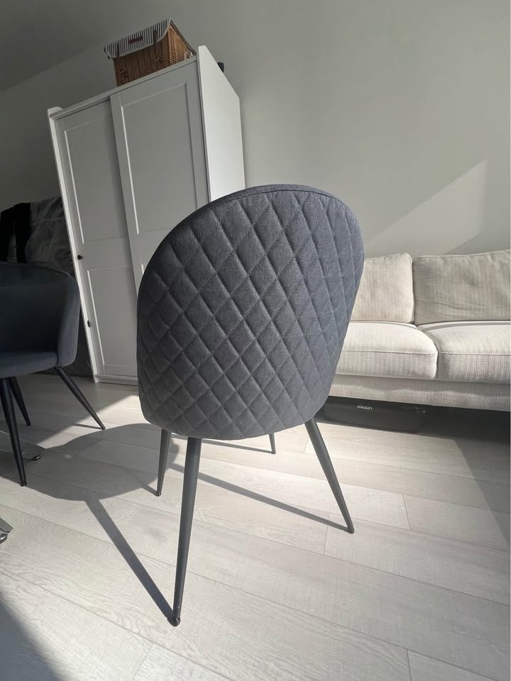 Modern Glass Dining Table + 4 Quilted Grey Chairs - photo 4