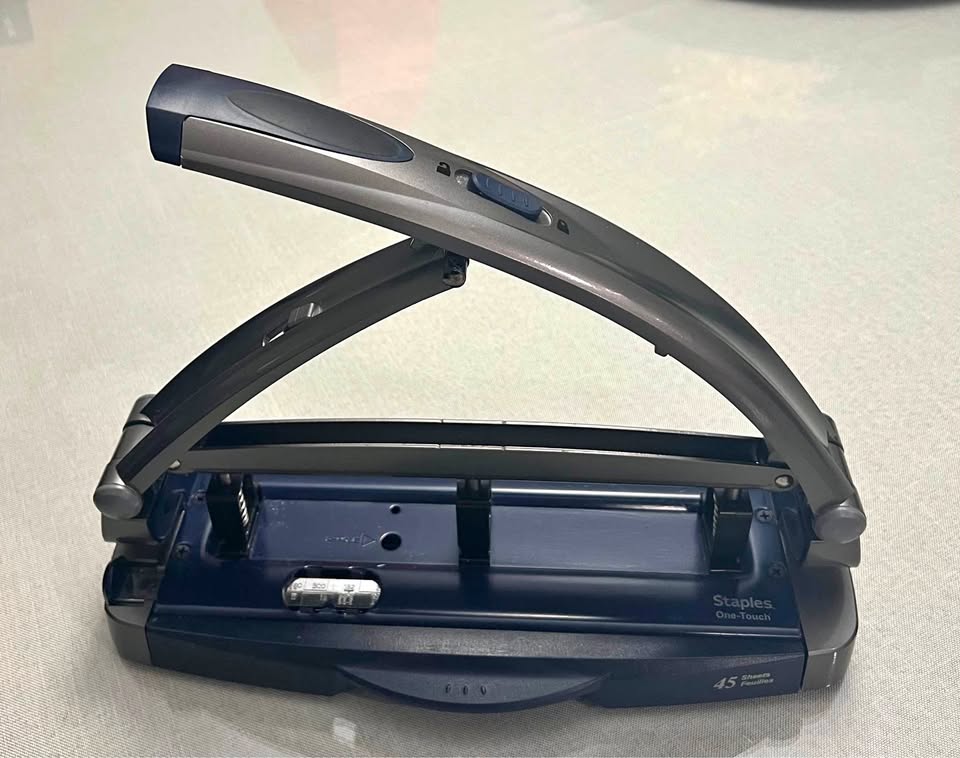 3 hole punch - Staples one Touch - 45 sheets