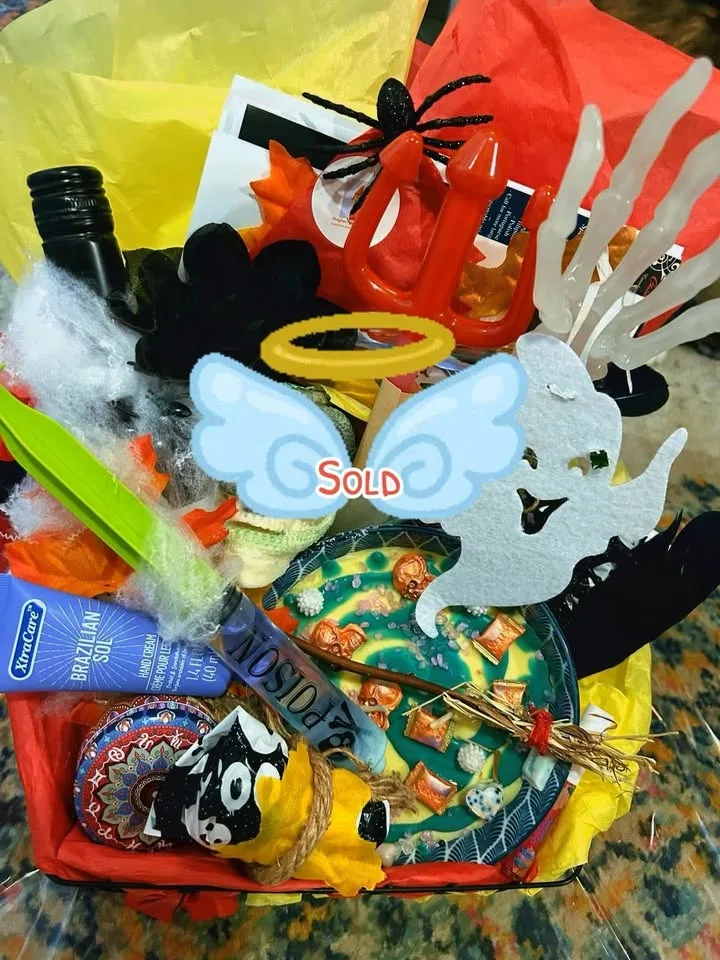 Haunted Halloween Boo Baskets: Spooky Luxury & Killer Deals! 🎃👻 image indicator(3)