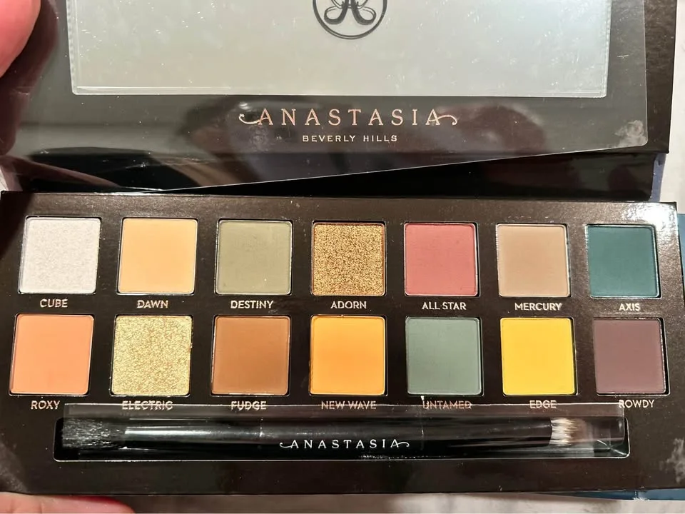 ABH Eyeshadow Palettes - BNIB Limited Editions image indicator(3)