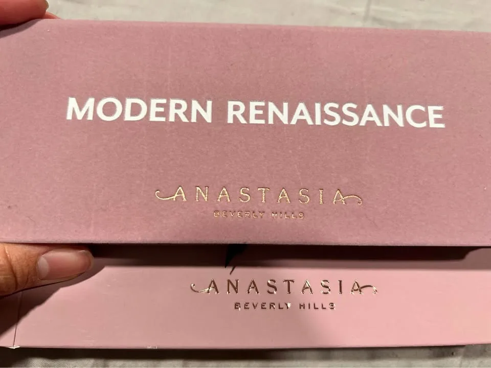 ABH Eyeshadow Palettes - BNIB Limited Editions image indicator(4)