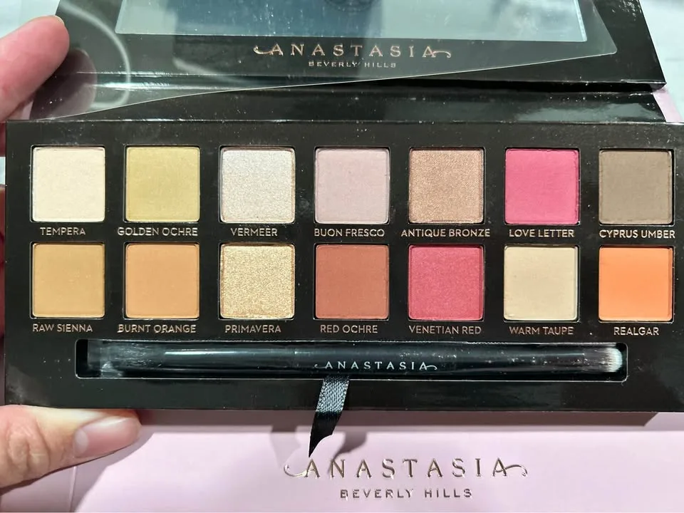 ABH Eyeshadow Palettes - BNIB Limited Editions image indicator(5)