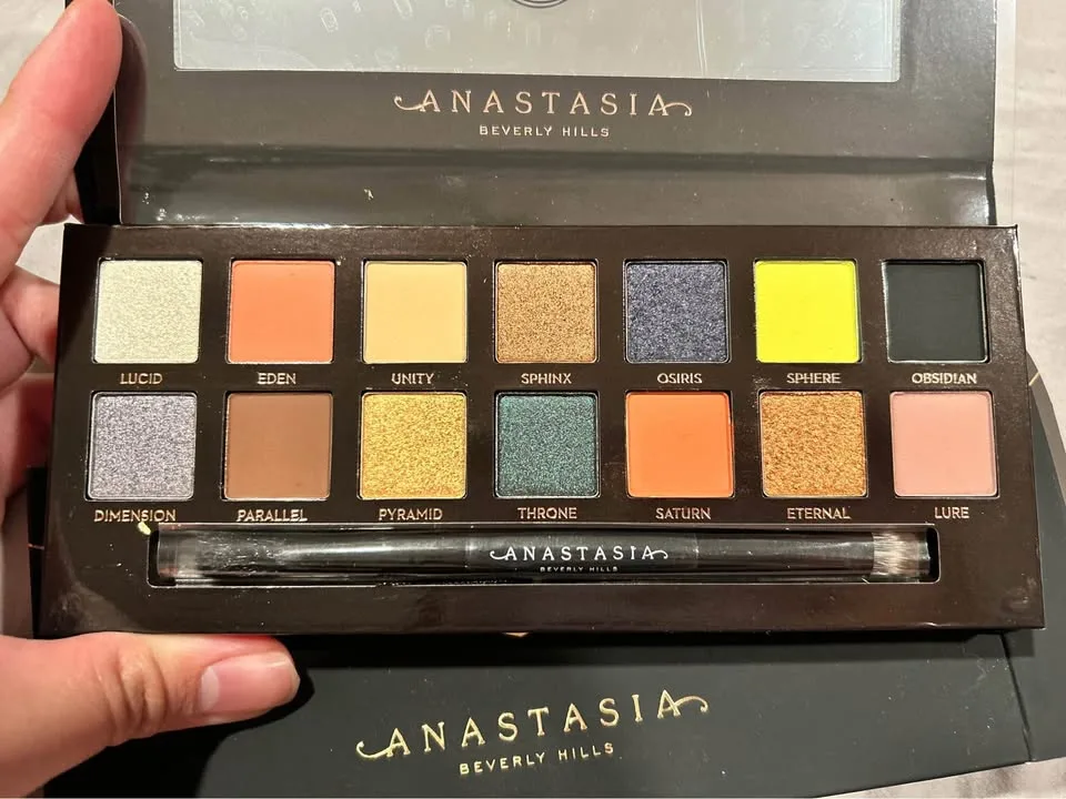 ABH Eyeshadow Palettes - BNIB Limited Editions image indicator(7)