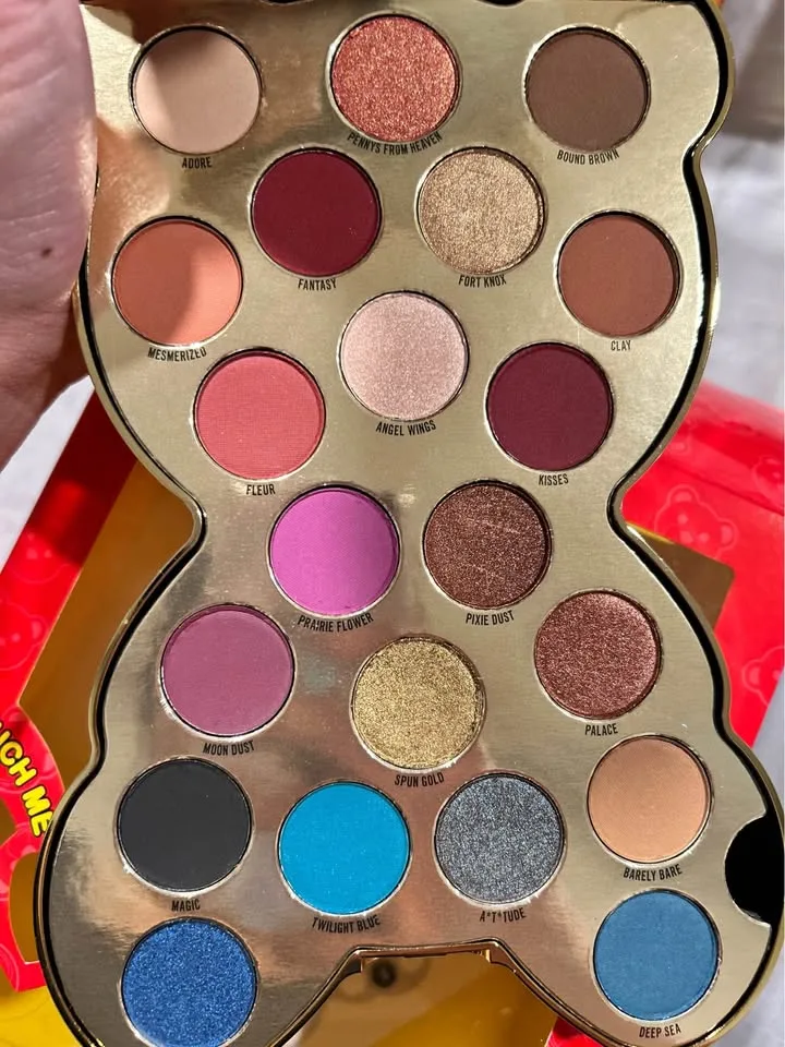 RARE Sephora x Moschino Bear Eyeshadow Palette BNIB image indicator(3)