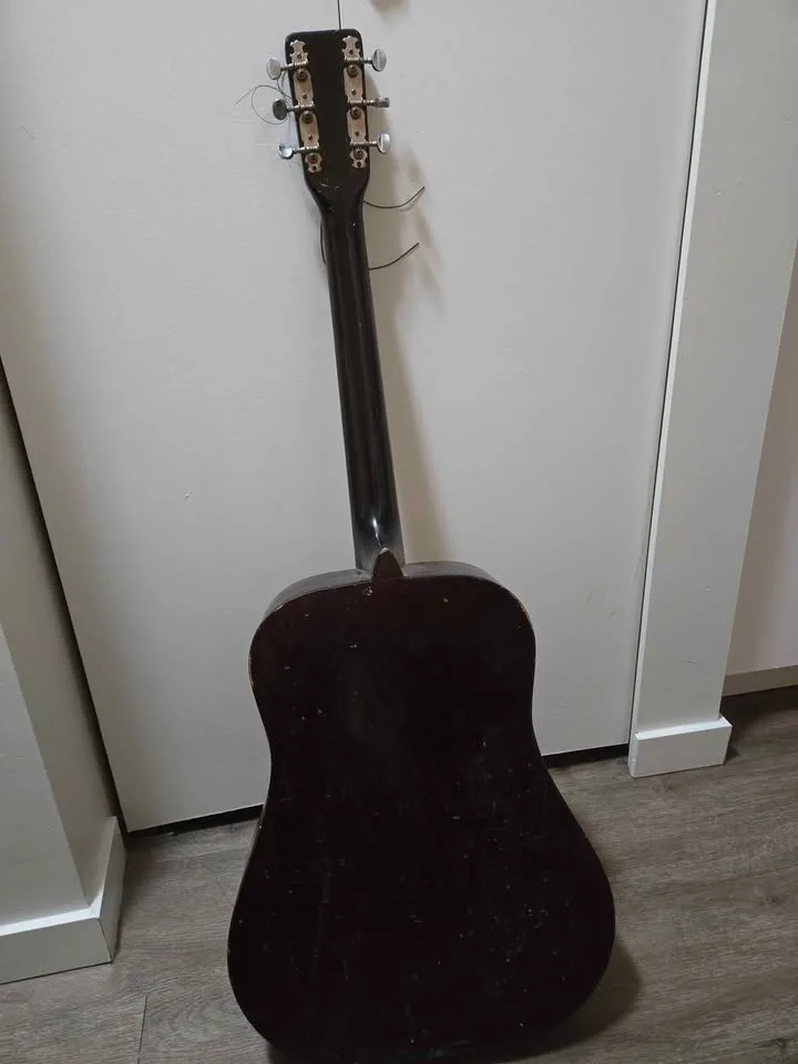 Vintage Acoustic Guitar image indicator(3)