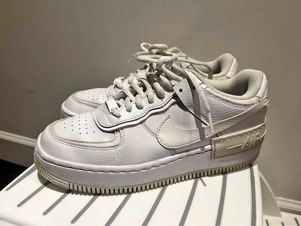 Nike Air Force 1 W 8.5 thumbnail