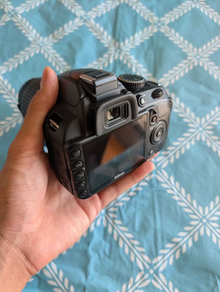 Nikon D3100 with kit lens - photo 2