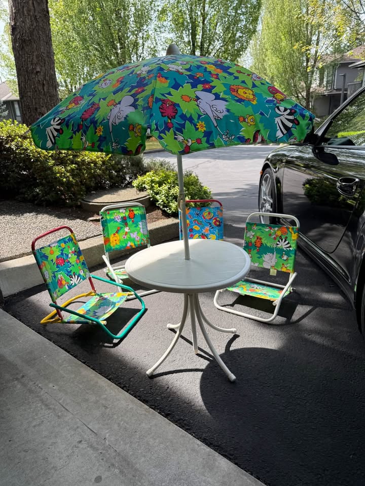 Children's Patio Table, Chairs, and Tent set - photo 3