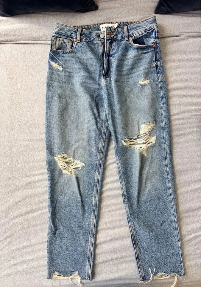Dynamite Claudia Distressed Mom Jeans – Size 8 image indicator(2)