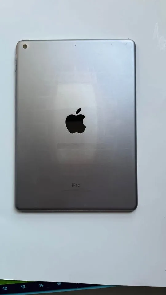 Apple iPad 6th Gen. 32GB, Wi-Fi, 9.7in - Space Grey Tablet image indicator(3)