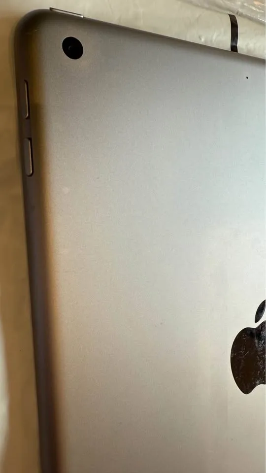 Apple iPad 6th Gen. 32GB, Wi-Fi, 9.7in - Space Grey Tablet image indicator(5)