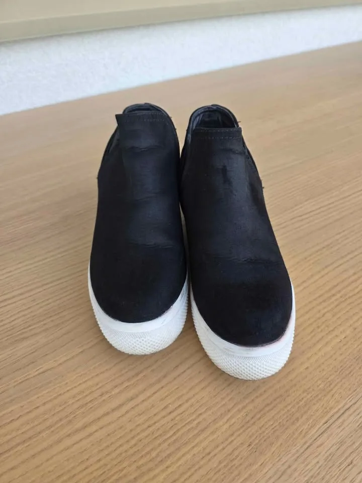 Steve Madden Black Slip-On Sneakers – Excellent Condition image indicator(3)