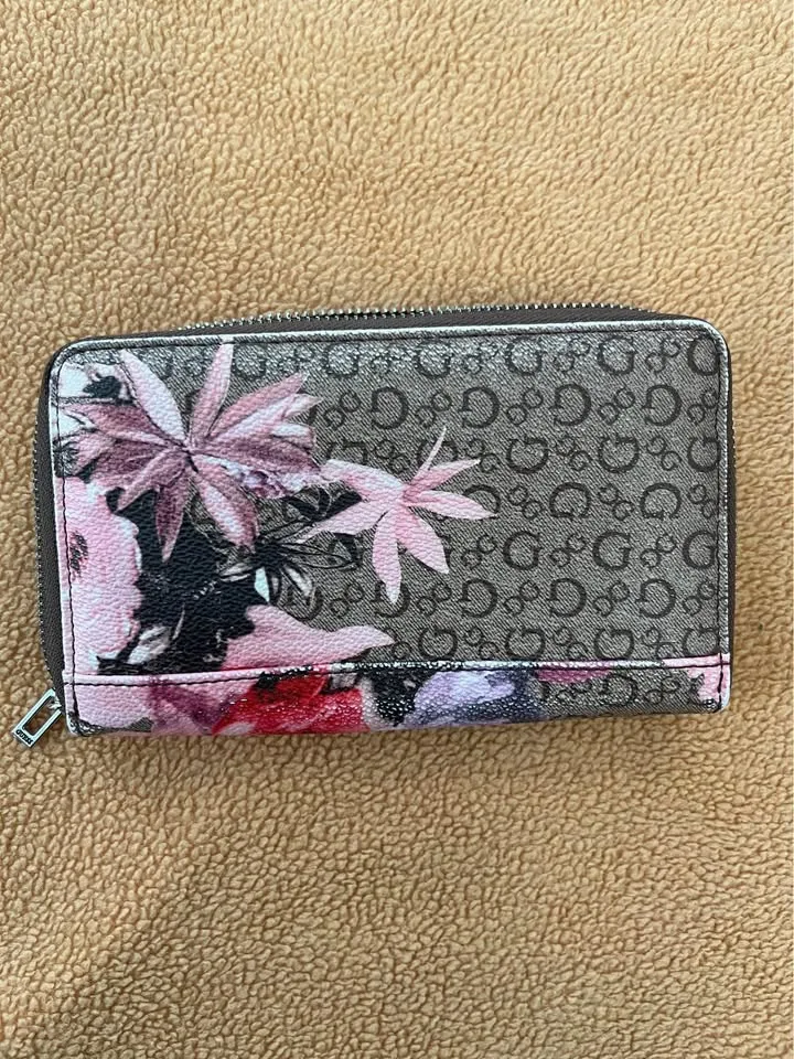 Guess Floral Wallet image indicator(2)