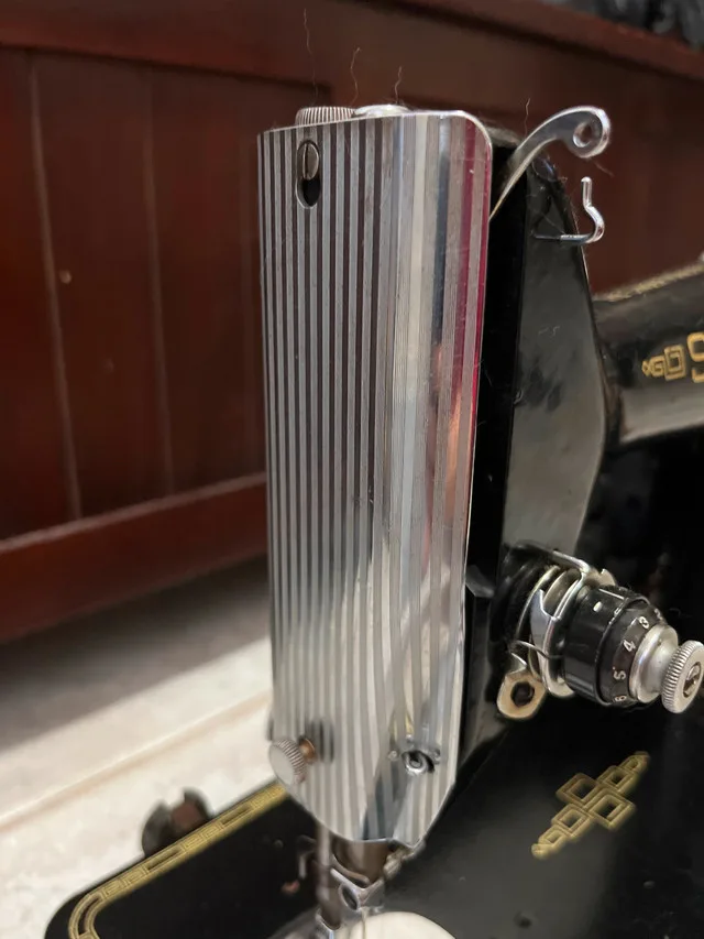 1953 Singer 201 Sewing Machine Vintage Needs Repair For Sale image indicator(4)
