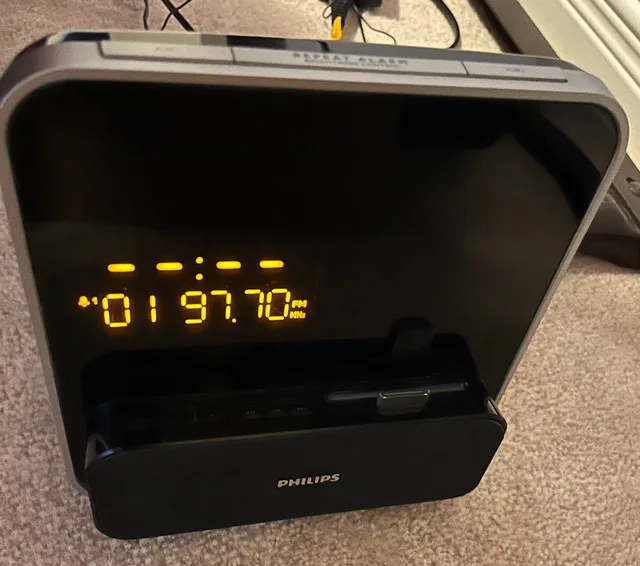 iPod/iPhone 30-Pin Alarm Clock Radio For Sale thumbnail