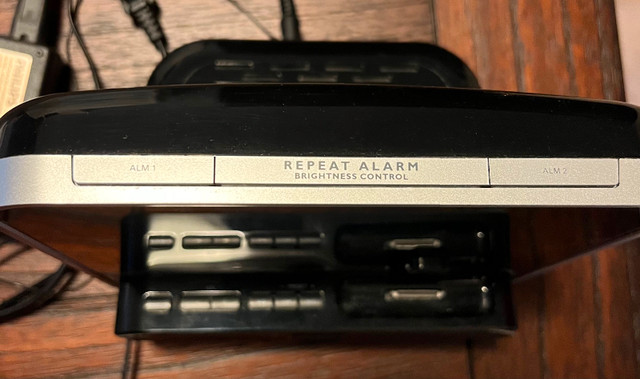 iPod/iPhone 30-Pin Alarm Clock Radio For Sale - photo 3