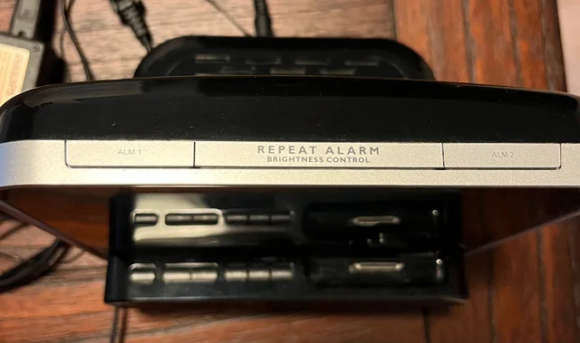 iPod/iPhone 30-Pin Alarm Clock Radio For Sale image indicator(3)