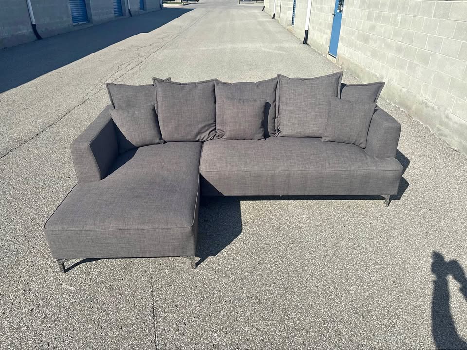 FREE DELIVERY✅ GREY STRUCTUBE SECTIONAL COUCH w/ CHAISE