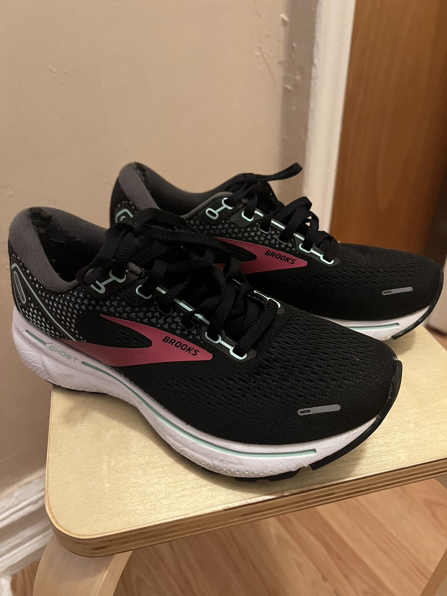 Brooks sneakers women’s size 6