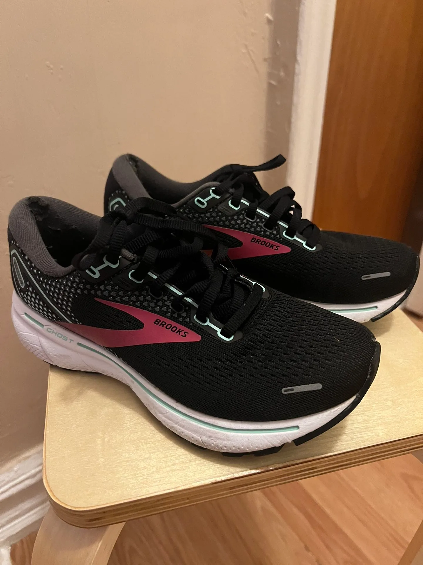Brooks sneakers women’s size 6 thumbnail
