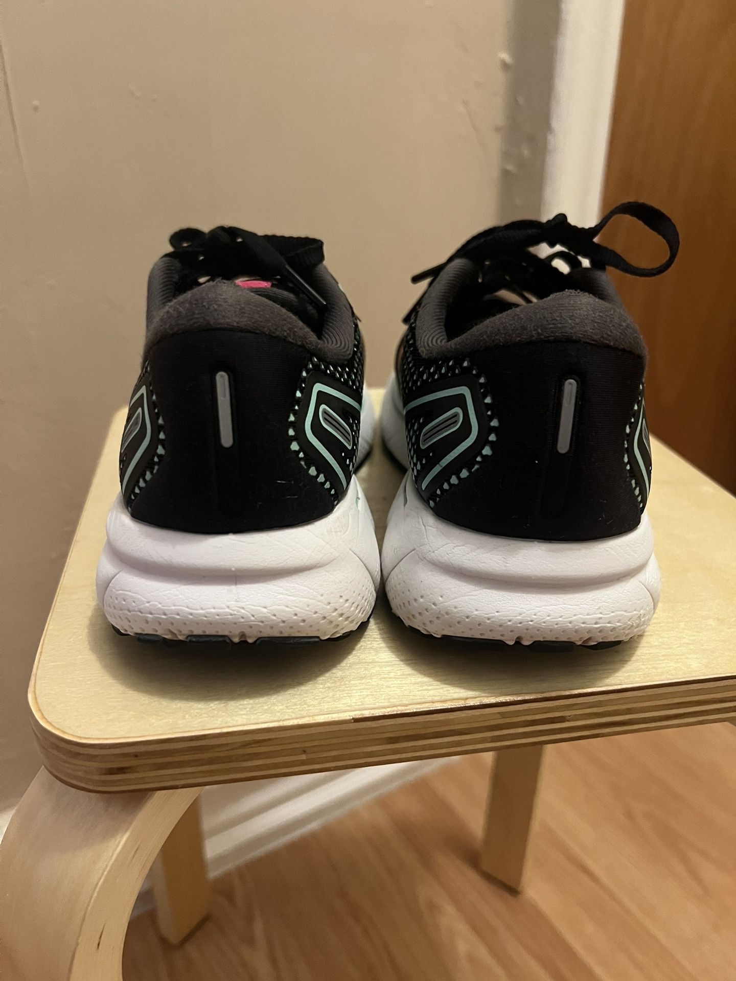Brooks sneakers women’s size 6 - photo 2