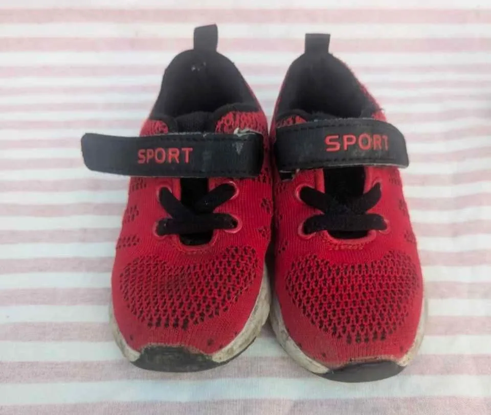 Size 7 Jurassic Park Sandals + 2 Free Bonus Pairs (Puma + Sport) image indicator(2)