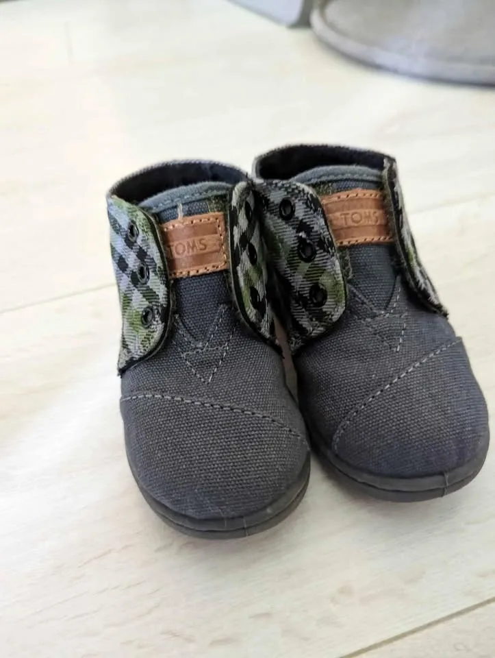 Toddler shoes - Toms - size Tiny 6 brand new thumbnail