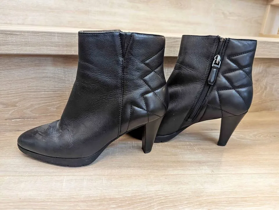 Ecco quilted booties - fairly new thumbnail