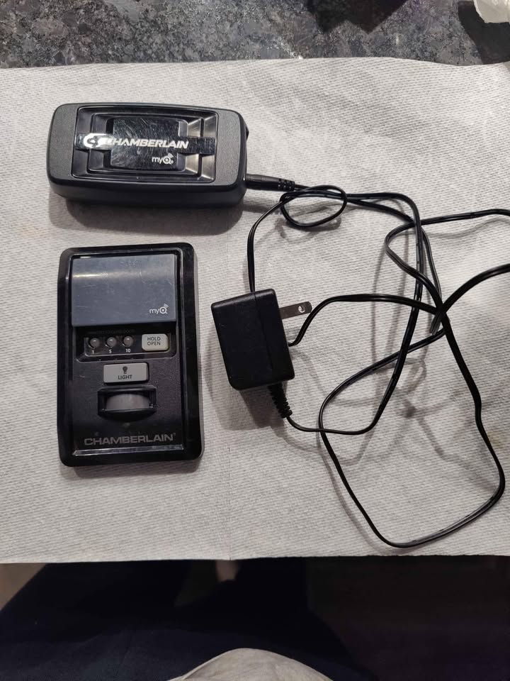 Chamberlain CIGCWC garage door opener